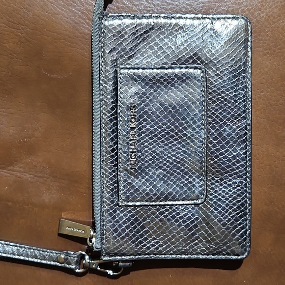 Michael Kors Guesset Metallic Silver Embossed Snakeskin Wristlet Bag Jet Set - Picture 3 of 4